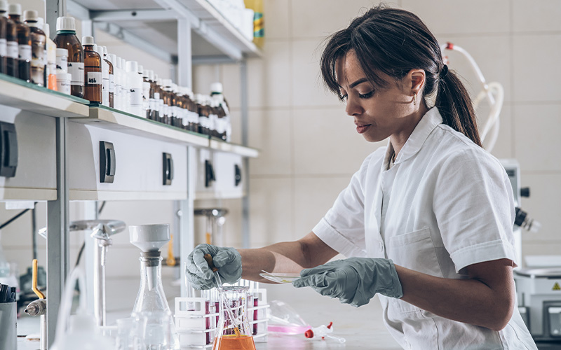 Por que o Jaleco Feminino é Essencial para Profissionais de Laboratório?