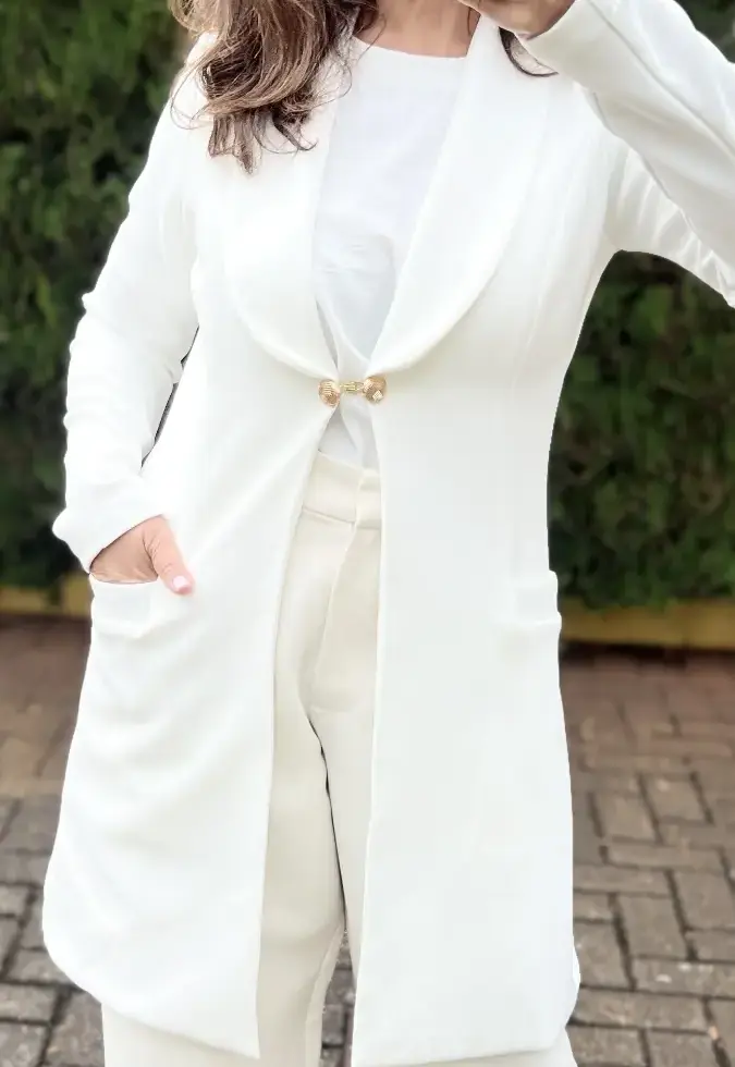 JALECO FEMININO EM OFF WHITE MANGA LONGA BOTÕES DOURADOS GOLA CHALE CARMEN
