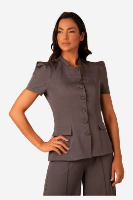 Uniforme-feminino-cinza-manga-curtga-botoes-revestidos-gola-padre-Bia_corpo-inteiro